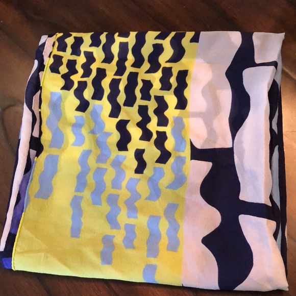 DVF Silk Vibrant mixed colors 48” x 52” Luxurious abstract scarf - Picture 12 of 12